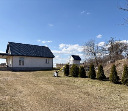 Двухэтажный дом 2023 г. 1 этаж полностью готов к проживанию, на 2 этаже сделан ремонт в 1 комнате, остальное (комната, гардеробная, прихожая) не доделаны. Горячая вода, туалет, все в доме. Имеется интернет + видеонаблюдение. На участке высажены туи, плодовые кусты и деревья. Отопление электричество по льготному тарифу. Школа/сад, почта, поликлиника, магазины в 3 км. 2р в неделю приезжает автолавка. Ежедневно ездит автобус и маршрутка до Комаровского рынка 