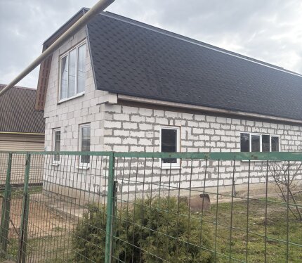 Сдается дом в центре Дзержинска, 1 этаж - 2 комнаты по 25 кв.м., кухня-прихожая, 18 кв.м., 2 санузла подсобное помещение для стиральной машины и хранения инвентаря 5кв.м.Второй этаж -прихожая 9 кв.м., санузел, одна комната 24,2, вторая - 17 кв.м. Сдача с конца апреля, начала мая. Кухонной мебели нет, можно купить в счет аренды, если сам не успею. Цена - по курсу Нацбанка.Дом новый, апрель 2026.Рядом есть все - школы, бассейн, тренажерный