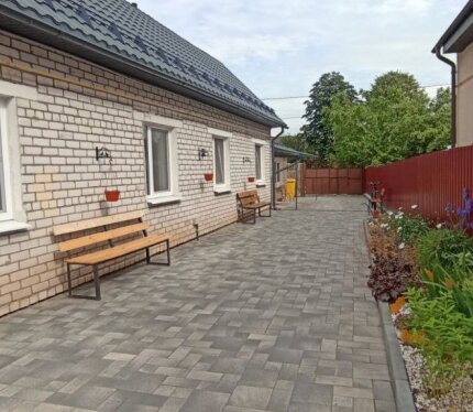 Сдаётся четырехкомнатная квартира в частном доме в а/г Ждановичи по улице Заречная для бригады строителей до 14 человек . Всё условия в доме: горячая и холодная вода, отопление, газоснабжение, санузел. Для проживания предоставляется посуда, постельное белье , мебель. Очень хорошее транспортное сообщение. В пяти минутах ходьбы магазин Корона. В десяти минутах ходьбы - рынок Ждановичи. С иностранными гражданами не работаем!