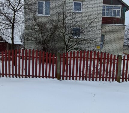 Дом расположен в центре агрогородка. Рядом есть два больших озера и лес. Агрогородок расположен в 15 минутах езды до г.п Зельва и 30 минутах до г.Слоним и г.Мосты. На территории есть хоз.постройки и погреб. Газовое отопление + 2 печи в доме. Больше информации по телефону, возможен торг.