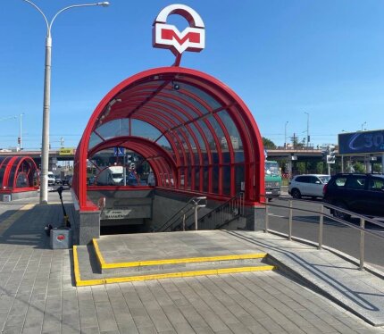 Торговое помещение в оживленном подземном переходе.