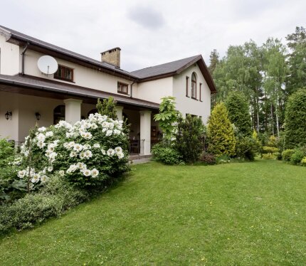 Сдается в аренду 350 кв.м. , два уровня, с большим плавательным бассейном(36м2) . На первом этаже расположены салон с камином, диванной зоной, TV, гостевая спальня, кухня-столовая с выходом на летнюю террасу, зона SPA c большим плавательным бассейном, сауна на дровах, зона душевых, гостевой санузел. Второй уровень отведен под спальни. Четыре светлые спальные комнаты с двуспальными кроватями и потрясающим видом на лес. Просторная ванная комната с ванной, биде и туалетом.