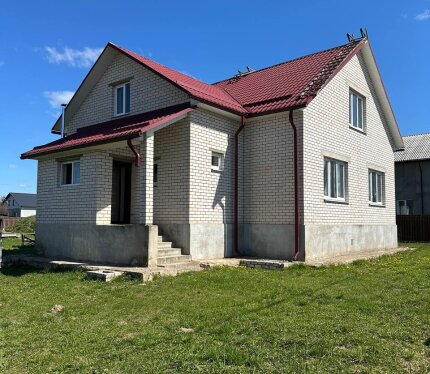 Просторный дом площадью 152 м2. Стены трехслойные: г/с блоки, утеплитель, облицовочный кирпич. Кровля - металлочерепица, утеплена ватой. Фундамент ленточный, с подвалом. Выполнена пред чистовая отделка стен, всё готово к финальной отделке. Все сети подвед