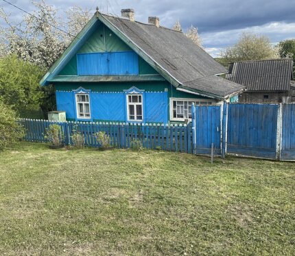 Крепкий бревенчатый дом в отличном внешнем состоянии. Рядом лес (грибы, ягоды) и река Бобр (рыбалка). Бескрайние поля и чистейший воздух — идеальное уединение вдали от города. На участке 6 хозяйственных построек: мастерская, дровяник, летняя кухня и сараи