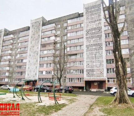 Квартира после капитального ремонта. Новая усиленная медная проводка. Залита сухая стяжка пола. Полная замена всех коммуникаций. На всех окнах ( включая лоджии)установлены пластиковые стеклопакеты. Во всей квартире натянуты потолки . Напольное покрытие : в жилых комнатах - ламинат, в прихожей и на кухне - плитка. Стены оклеены качественными обоями нейтральных тонов. Кухня ( 9.3 м2) оборудована всем необходимым, удобная ниша для холодильника. Сан. узел раздельный ( кафель).