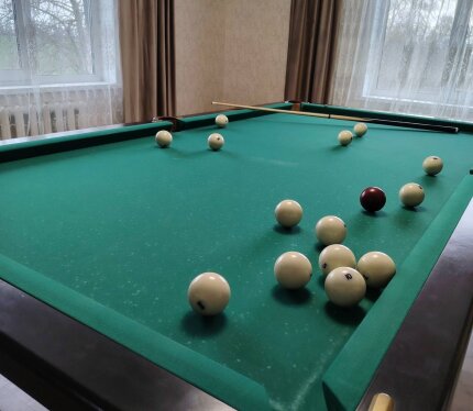 Сдается 2х этажный дом на сутки. Хорошее место для отдыха большой компанией или семьёй. 1 этаж просторная прихожая, уютный зал, большая кухня (36кв) оборудованная всей необходимой техникой, большим столом, караоке, смарт тв. Так же имеется не большая баня и монгальная зона. 2 этаж 4 спальни одна из каторых с камином. Парковка на 5-6 авто, гараж. Постельное белье и все средства лич. гигиены.