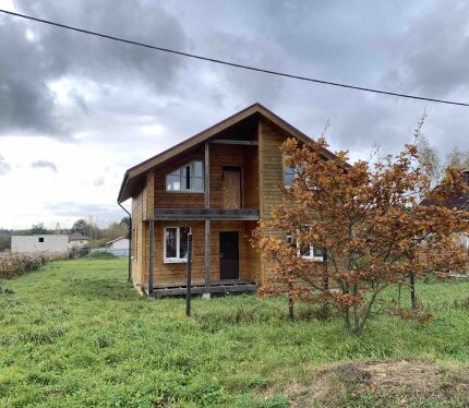 Продаться двухэтажный законсервированный коттедж по себестоимости. Продаться в связи с переездом. Участок 15 сток. Дом расположен в 33 км от Минска, не нарушая скоростной режим от станции метро Уручье до дома 17 минут. Дом каркасный без внутренней-отделки. Готовность 50%. Строительные работы велись по всем нормам. На участке есть Баня из профильного бруса на фундаменте. Участок ровный без уклона, крайний дом. В соседнем доме есть газ, новые столбы с электричеством, проведено оптоволокно.