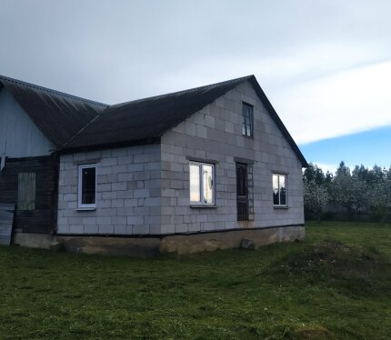 Продается участок с домом в д. Краковка, возле Ошмян, на участке находится фундамент хоз. постройки, плодовые деревья. Дом подготовлен к чистовой отделке. Заведены коммуникации- вода, канализация, установлен электро щит. 20 км до Островца , 120 км до Минска. Возможен обмен на квартиру.