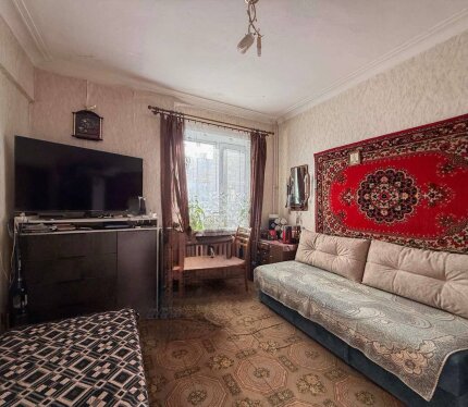 Выделенная комната в 5 минутах от метро «Грушевка»! Потолки 3 метра.